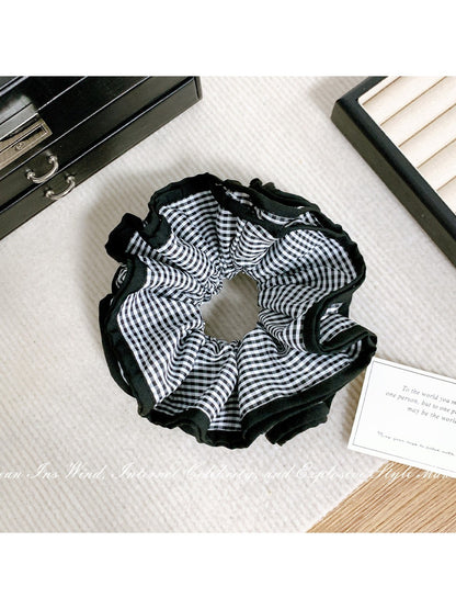 Gifty - Black and White Checkered Scrunchie