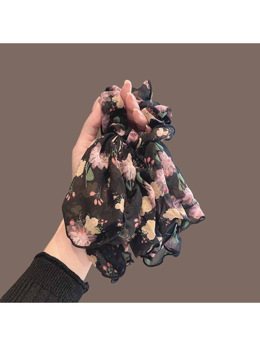 Gifty - Chic Floral Ruffled Scrunchie