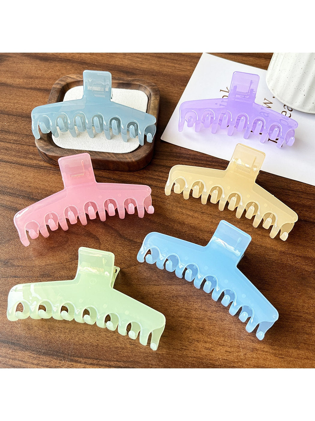 Beau - Minimalist Solid Color Plastic Claw Clip
