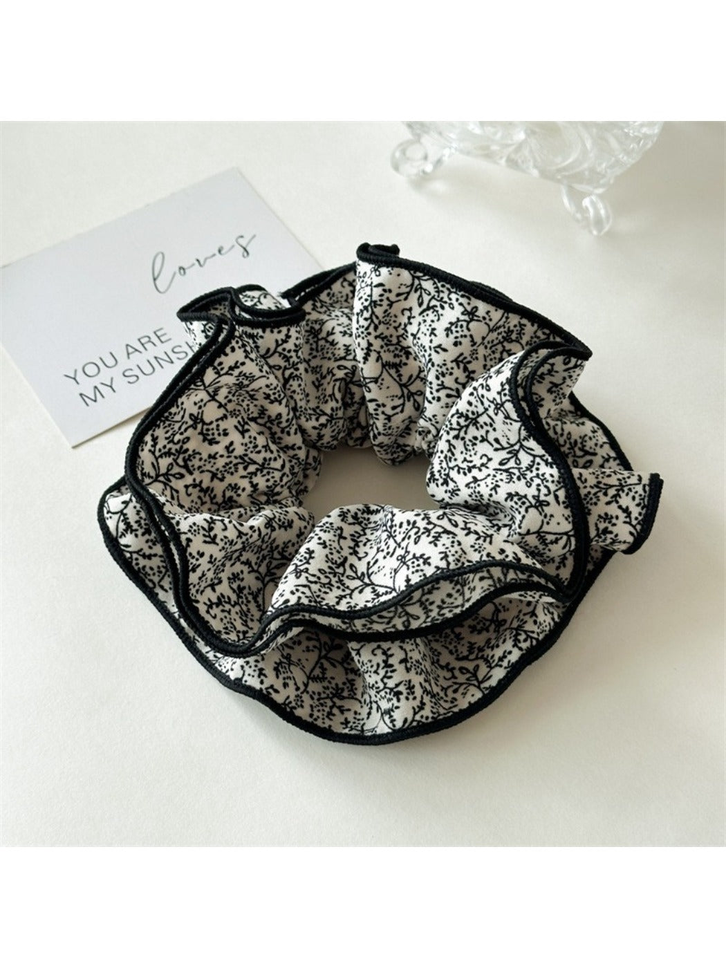 Gifty - Elegant Retro Floral Print Scrunchie