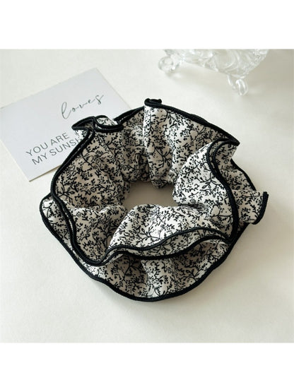Gifty - Elegant Retro Floral Print Scrunchie