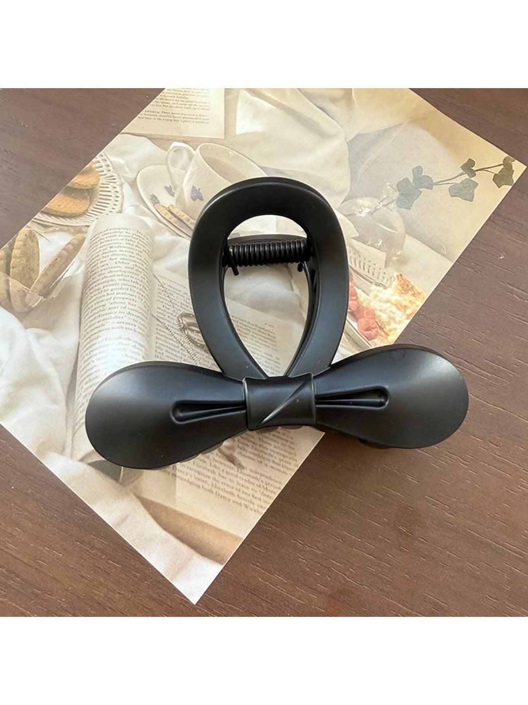Beau - Cutout Bow Tie Hair Claw Clip
