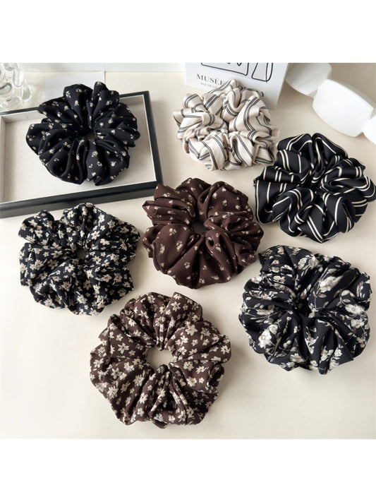 Gifty - Elegant Floral Pattern Scrunchie