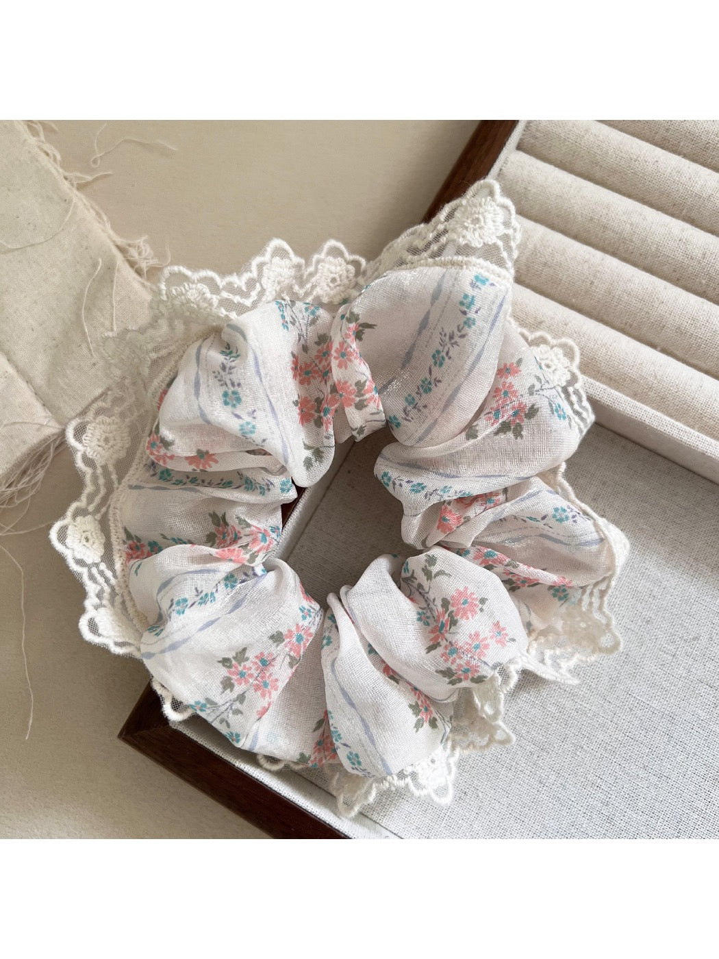 Gifty - Lace with Floral Print Scrunchie