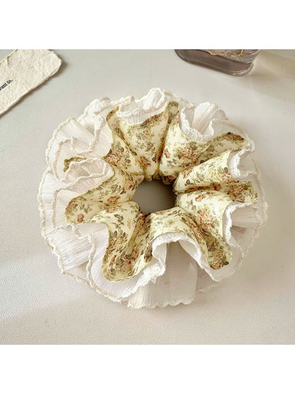 Gifty vintage floral ruched scrunchie displayed on a white background