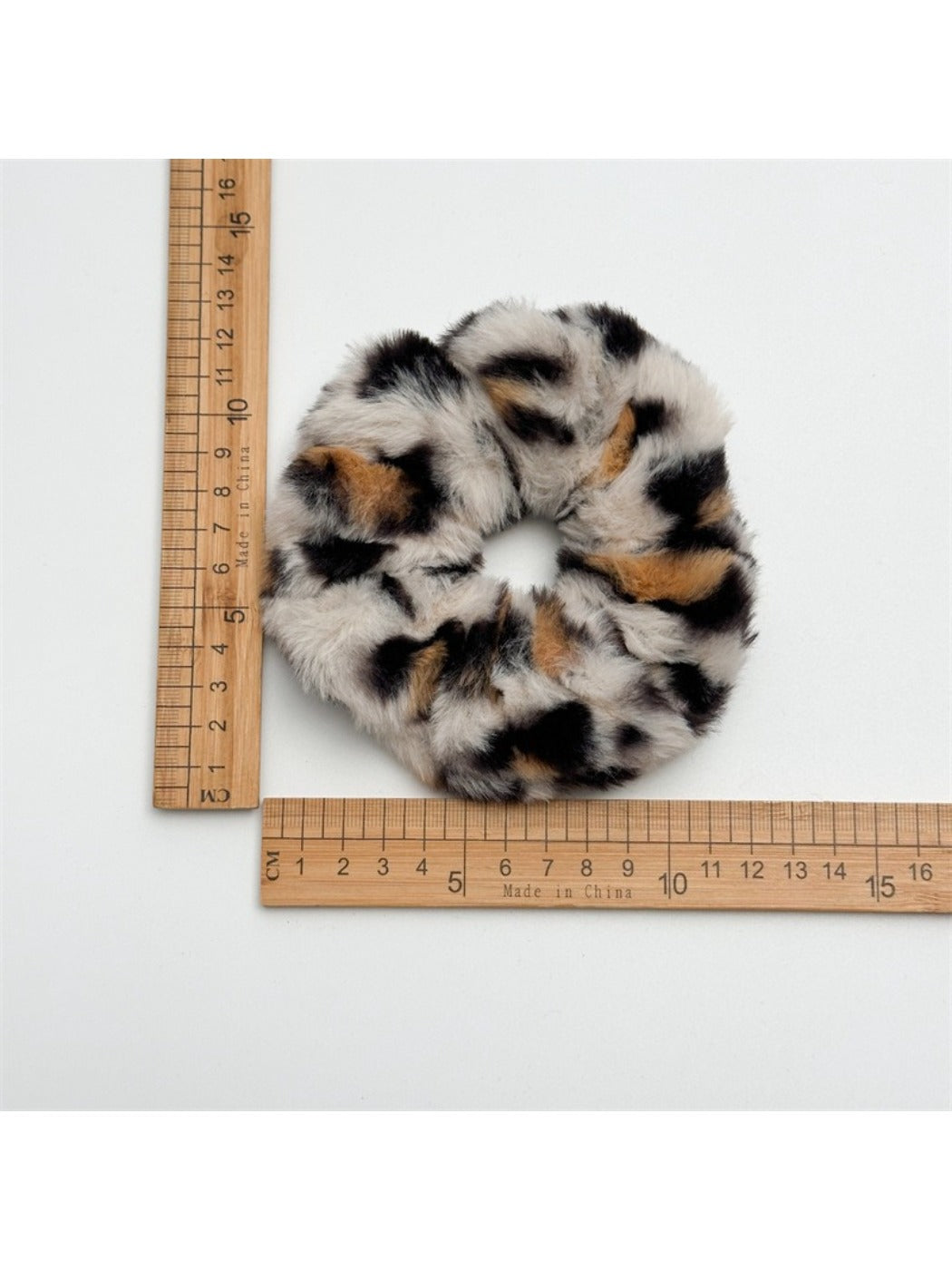 Gifty - Plush Scrunchie Hair Tie