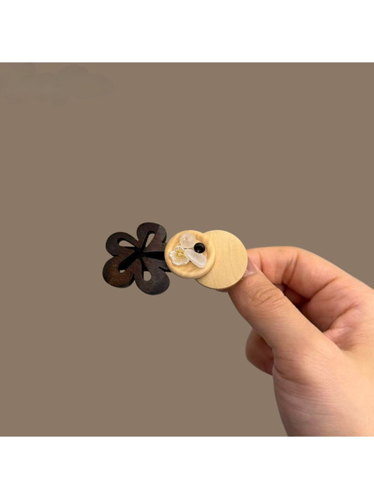 Beau quirky hair clip with intricate design and vibrant colors