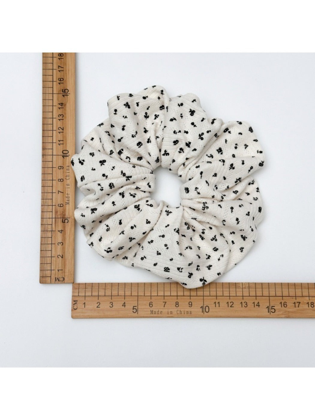 Gifty - Trendy Floral Hair Scrunchie