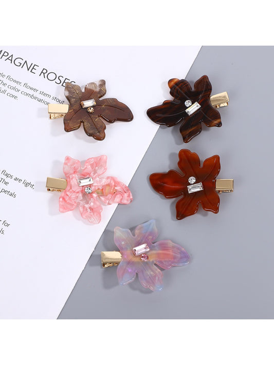 Beau chic leaf shaped hair clip in gold metal with detailed veins