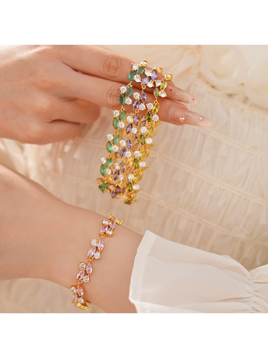 Lovra - Oval Detail Synthetic Zircon Clasp Bracelet