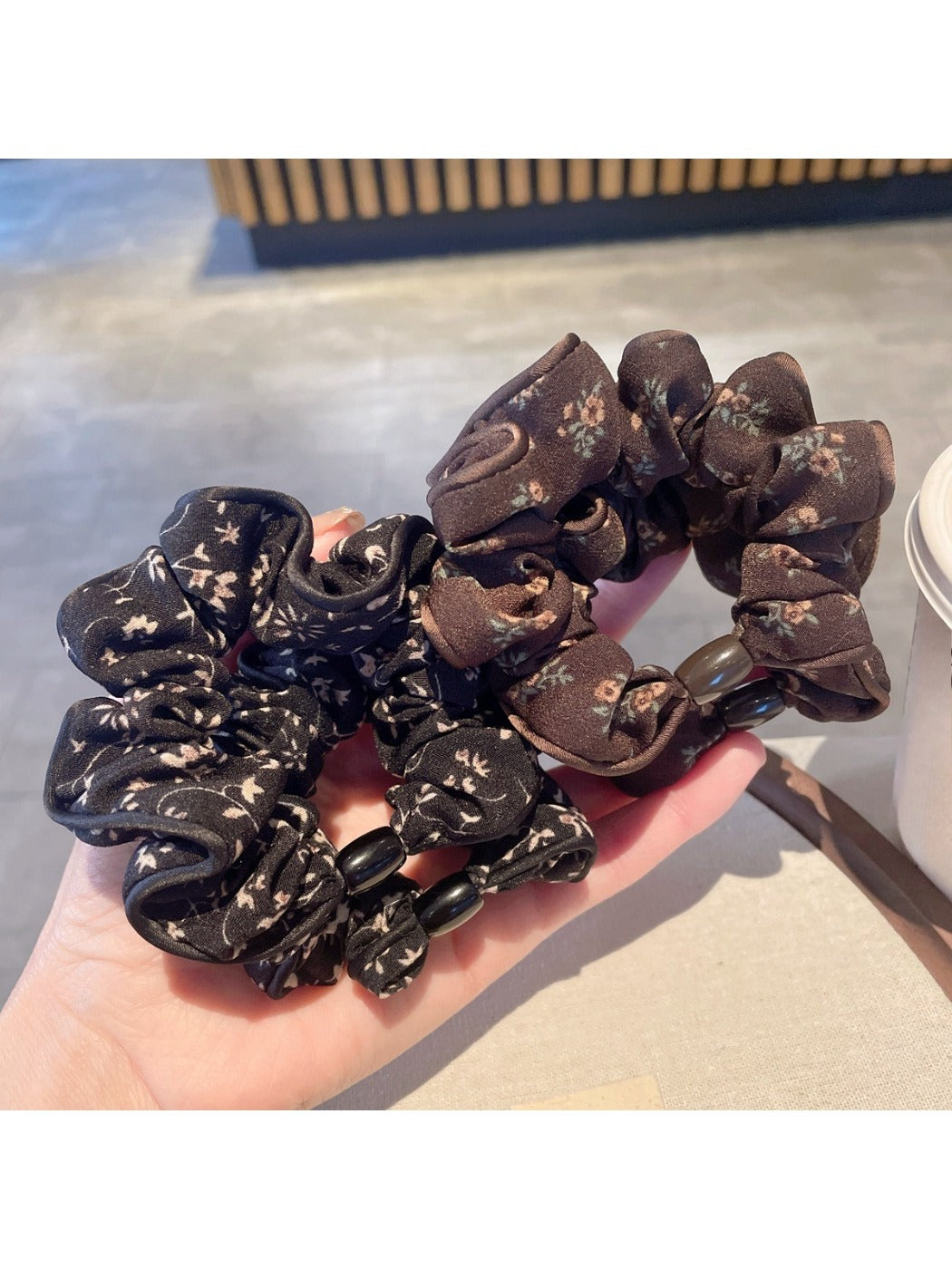 Gifty - Simple Retro Floral Scrunchie