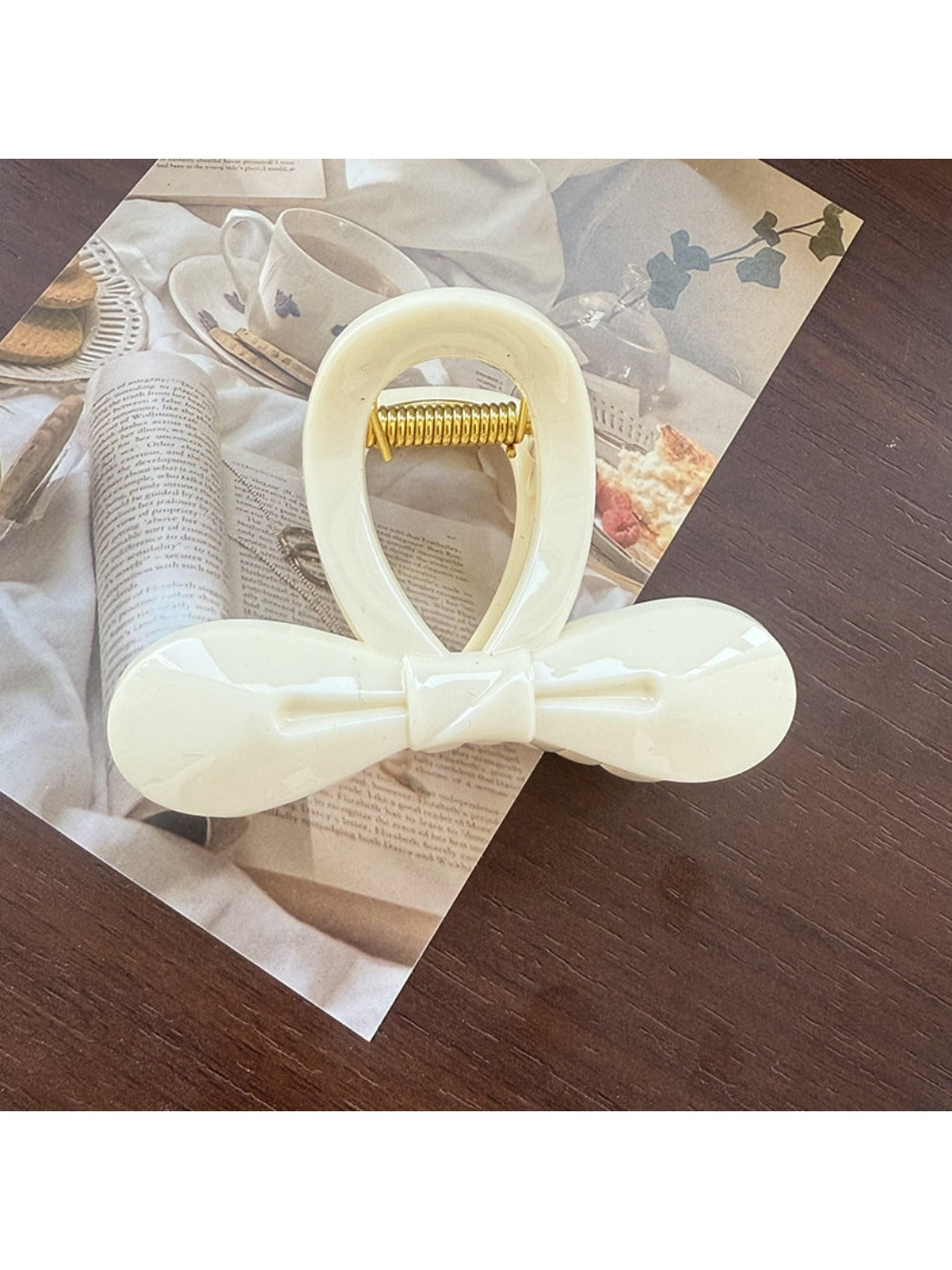 Beau - Cutout Bow Tie Hair Claw Clip