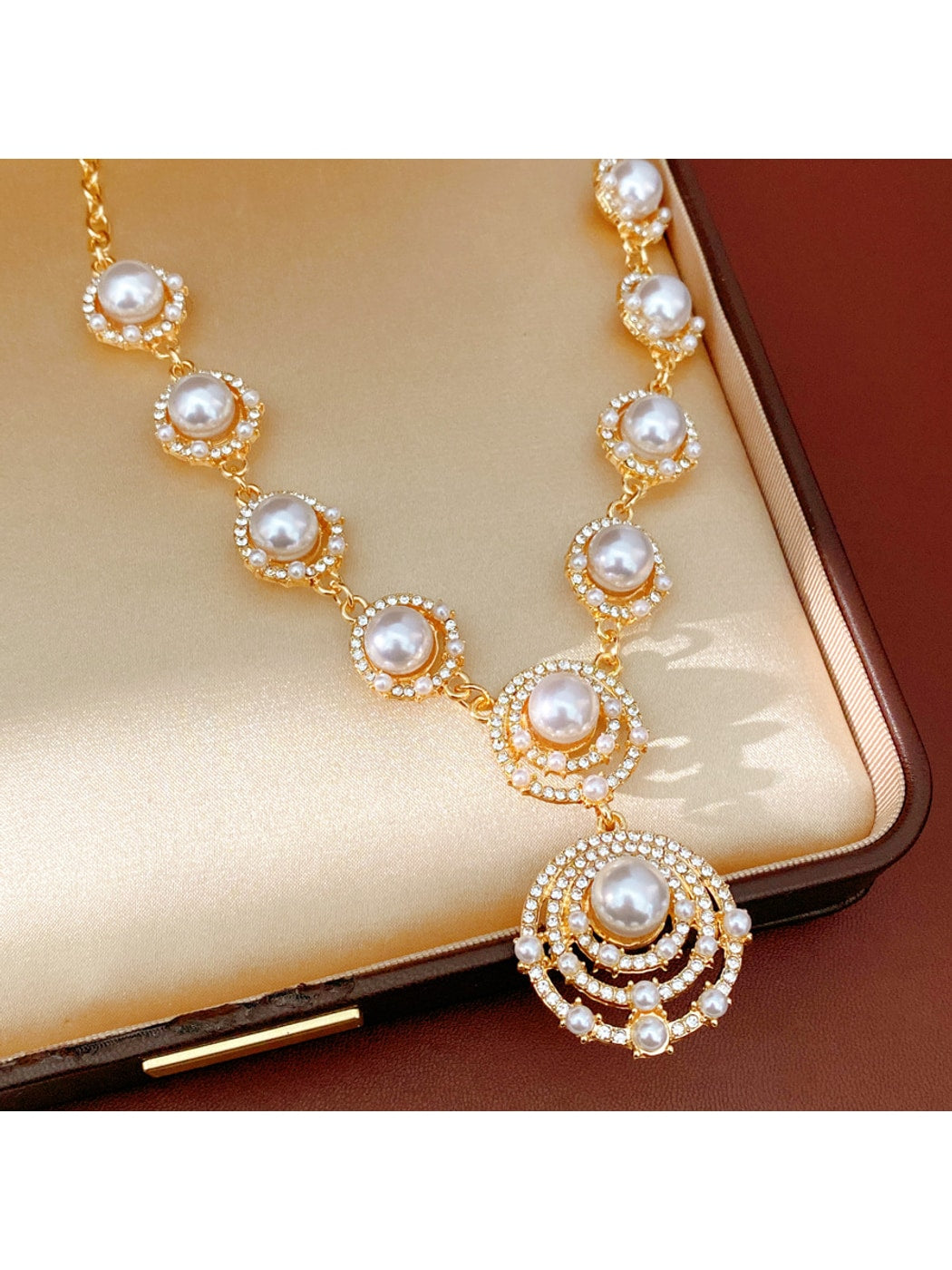 Nozari - Retro Openwork Round Rhinestone Jewelry