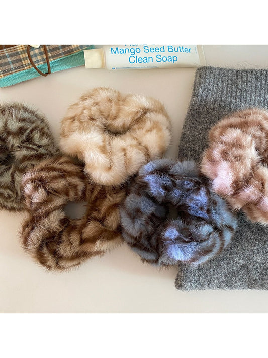 Gifty - Leopard Print Furry Scrunchies