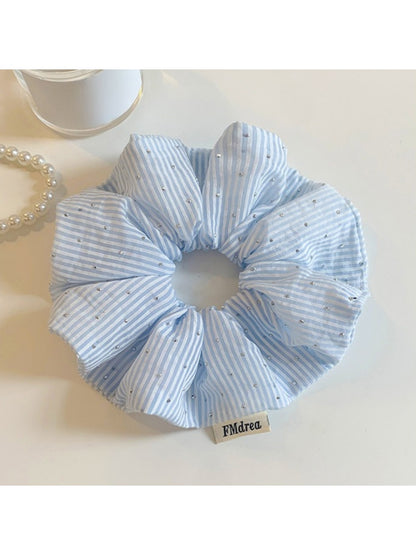 Model wearing Gifty solid color striped scrunchie styled with casual outfit