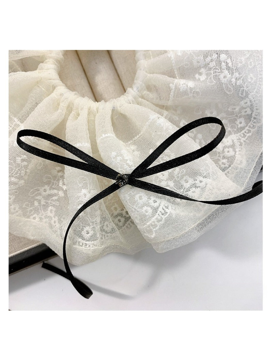 Gifty - Elegant Vintage Lace Scrunchie