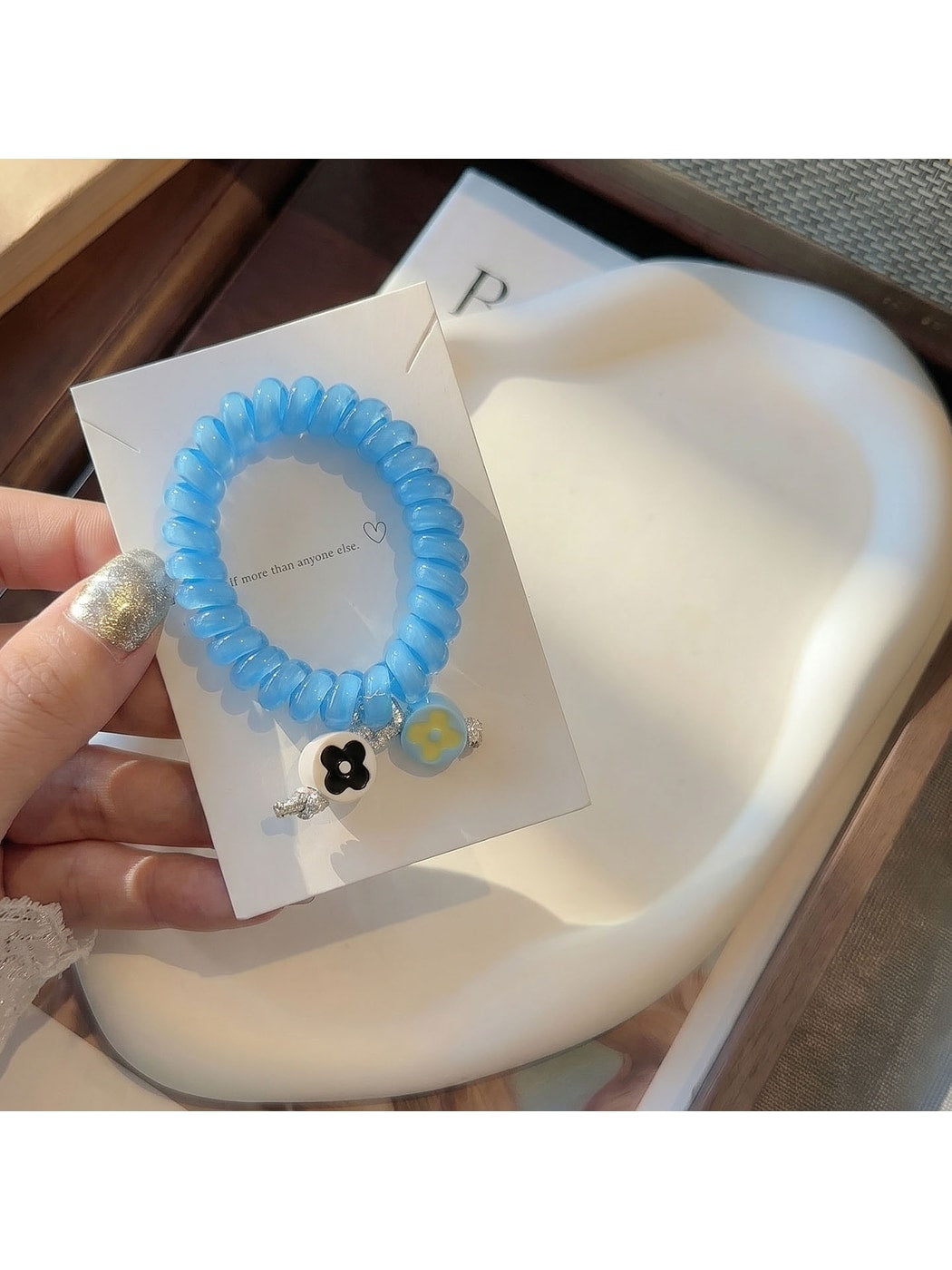 Gifty - Plastic Flower Bead Spiral Hair Tie