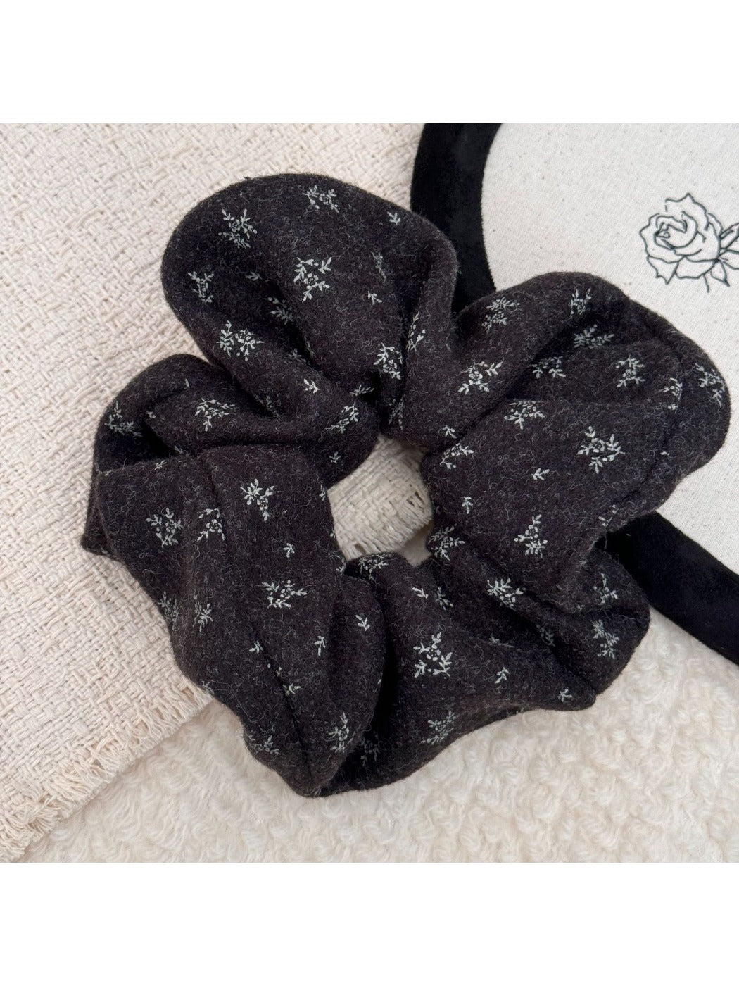Gifty - Snowflake Knitted Hair Scrunchie