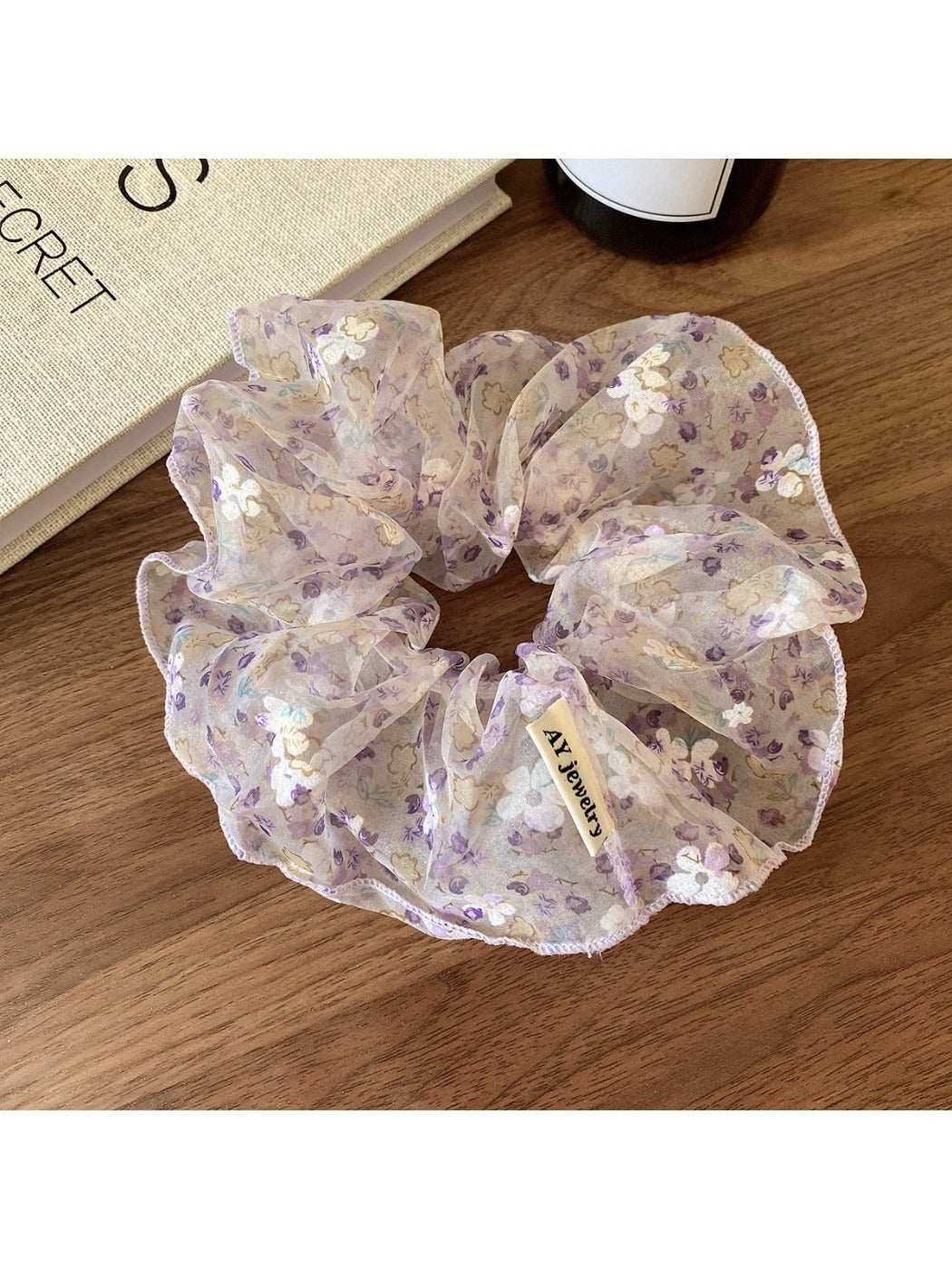Gifty - Puffed Seersucker Floral Scrunchie