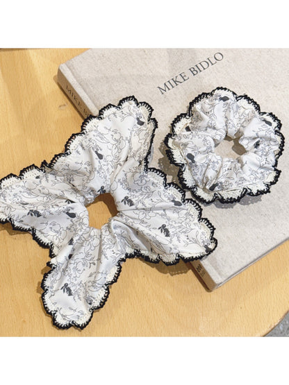 Gifty - Chic Black Floral Lace Scrunchie