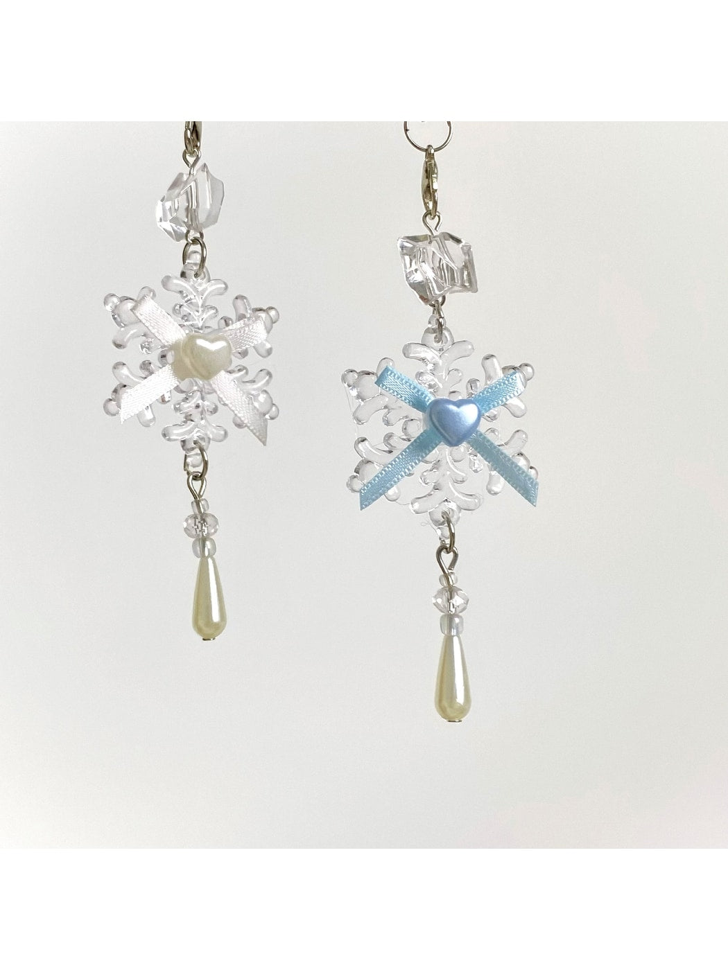 Keypus - Resin Snowflake Ribbon Heart Drop Keychain