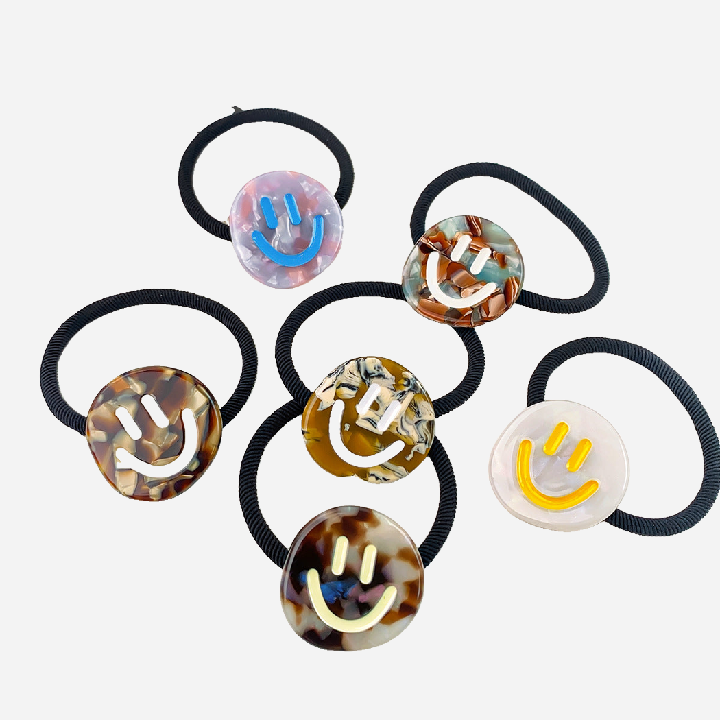 Gifty - Smiley Charm Hair Tie variant overview on neutral background