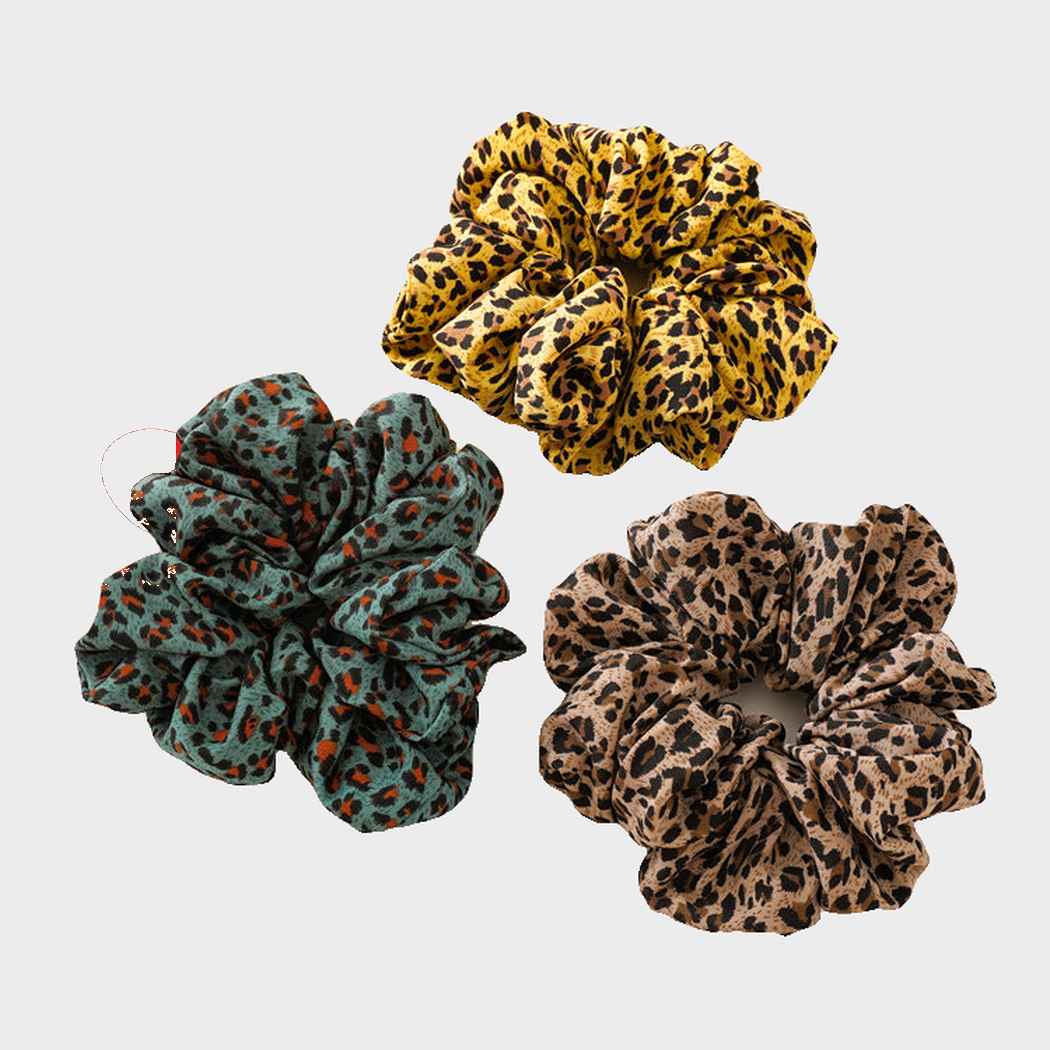 Gifty - Leopard Print Oversized Scrunchie variant overview on neutral background