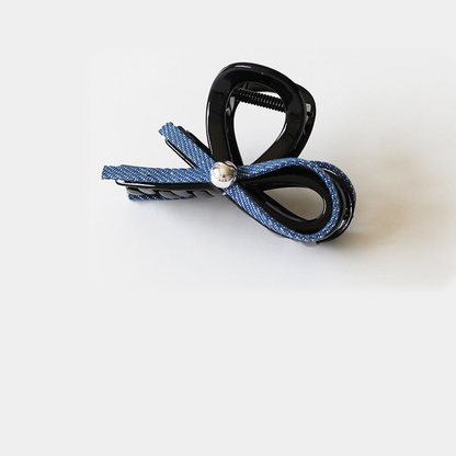 CrossLight Beau - Crossed Solid Hair Claw on neutral background