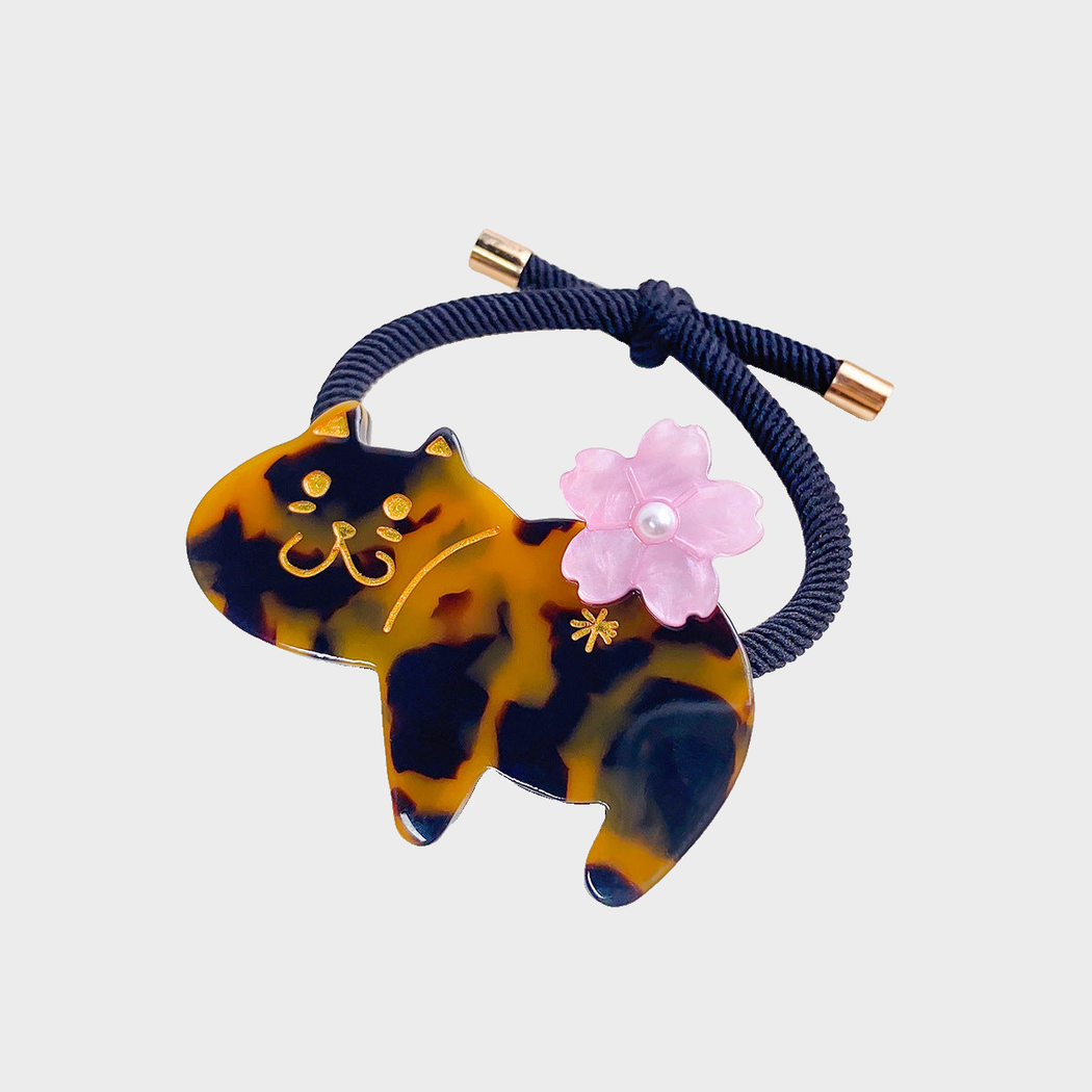 TortBrown Gifty - Marbled Cat Hair Tie on neutral background