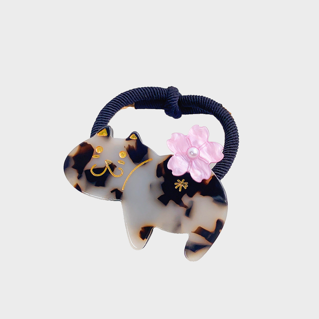 Tortoise Gifty - Marbled Cat Hair Tie on neutral background